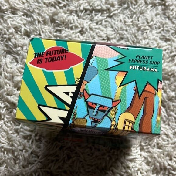 NIB Qmx Mini Masters Futurama Planet Express Spaceship Model - Loot Crate Exclus - Picture 6 of 8